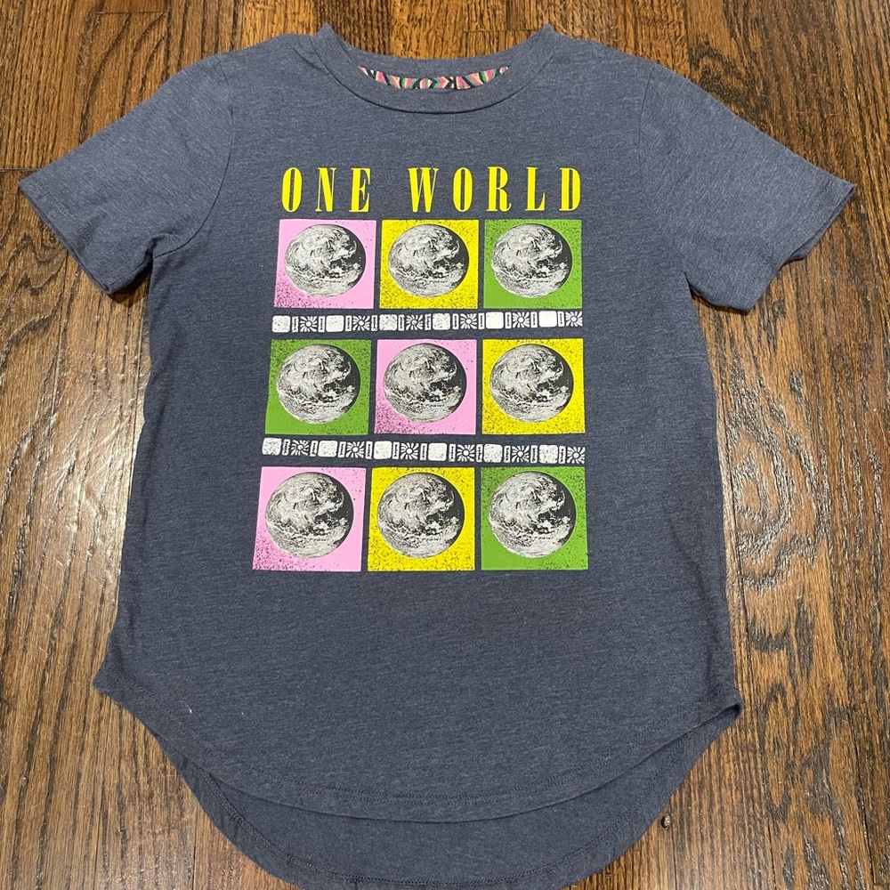 Art class One World tee size M
